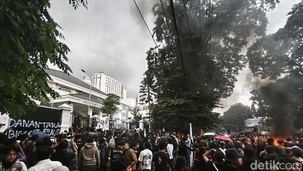 Aksi 'Indonesia Gelap' di Bandung.