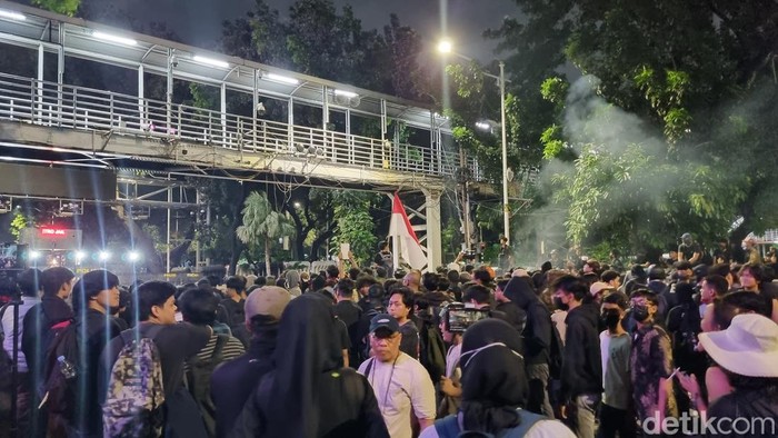 Aksi Indonesia Gelap di Patung Kuda Jakpus. Ada yang melempar molotov dan petasan.