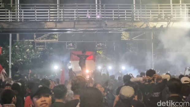 Aksi Indonesia Gelap di Patung Kuda Jakpus. Ada yang melempar molotov dan petasan.