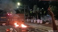 Pantauan detikcom di lokasi, Jumat (21/2/2025) pelemparan molotov itu terjadi sekitar pukul 18.50 WIB. Molotov dilempar ke arah petugas polisi yang bersiaga.