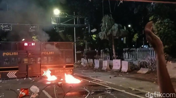 Aksi 'Indonesia Gelap' di Patung Kuda Sempat Memanas Malam Ini Aksi 'Indonesia Gelap' berlangsung di Patung Kuda, Jakarta Pusat. Ada yang melempar molotov hingga petasan di sekitar lokasi.