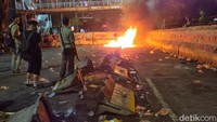 Selanjutnya, beberapa orang terlihat melemparkan petasan. Ada menggunakan petasan kembang api, ada juga melempar petasan korek.
