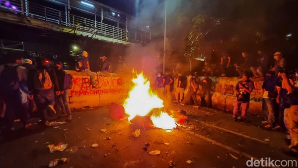 Aksi Indonesia Gelap di Patung Kuda Sempat Memanas
