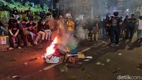 Polisi yang berada di lokasi sempat mengimbau massa aksi agar tetap tertib. Polisi meminta massa berhati-hati ada provokasi yang memecah massa aksi.