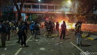 Massa mulai bubar namun masih ada sebagian yang bertahan.