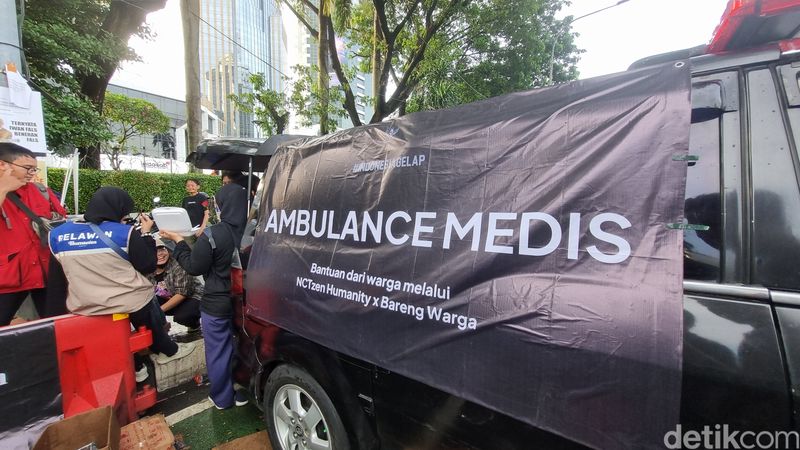 Ambulans medis yang disediakan NCTzen di demo Indonesia Gelap di Patung Kuda, Jakarta, 21 Februari 2025. (Taufiq Syarifudin/detkcom)