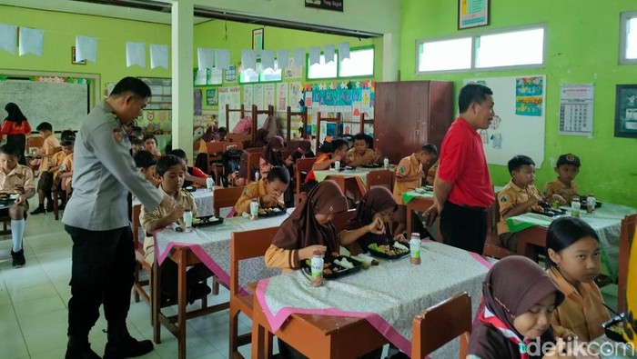 Anggota Polres Blitar Kota berbagi makan siang gratis