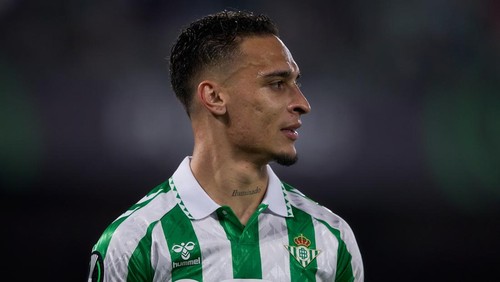SEVILLE, SPAIN - FEBRUARY 20: Antony of Real Betis looks on during the UEFA Europa Conference League 2024/25 League Knockout Play-off Second Leg match between Real Betis Balompie and KAA Gent at  on February 20, 2025 in Seville, Spain. (Photo by Jesus Ruiz/Quality Sport Images/Getty Images)