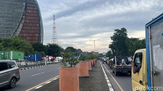 Arus lalu lintas di Jalan AP Pettarani Makassar macet imbas demo mahasiswa.