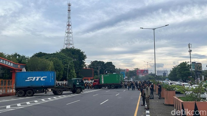 Arus lalu lintas di Jalan AP Pettarani Makassar macet imbas demo mahasiswa.
