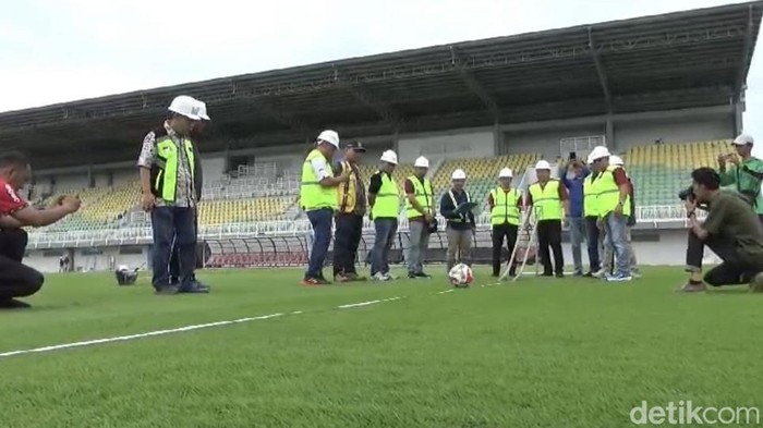 Asprov PSSI Sulsel melakukan uji kelayakan rumput Stadion BJ Habibie Parepare.