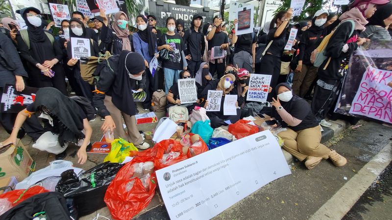 Bagi-bagi makan gratis di aksi Indonesia Gelap (Taufiq/detikcom)