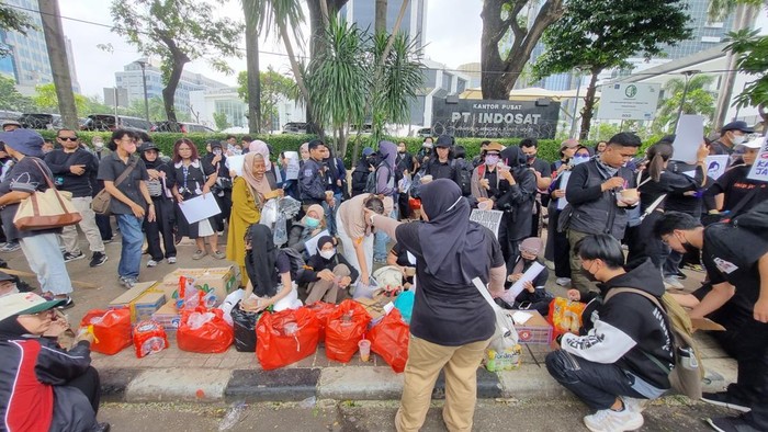 Bagi-bagi makan gratis di aksi Indonesia Gelap (Taufiq/detikcom)
