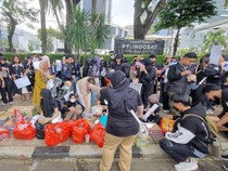 Video: Massa Berbaju Hitam Berdatangan ke Patung Kuda untuk Aksi Indonesia Gelap