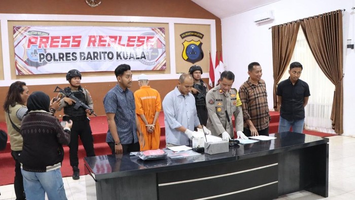 Pria berinisial MF (23) di Barito Kuala (Batola), Kalimantan Selatan (Kalsel), ditangkap polisi usai resepsi pernikahannya sendiri gegara memperkosa gadis ABG berusia 16 tahun.