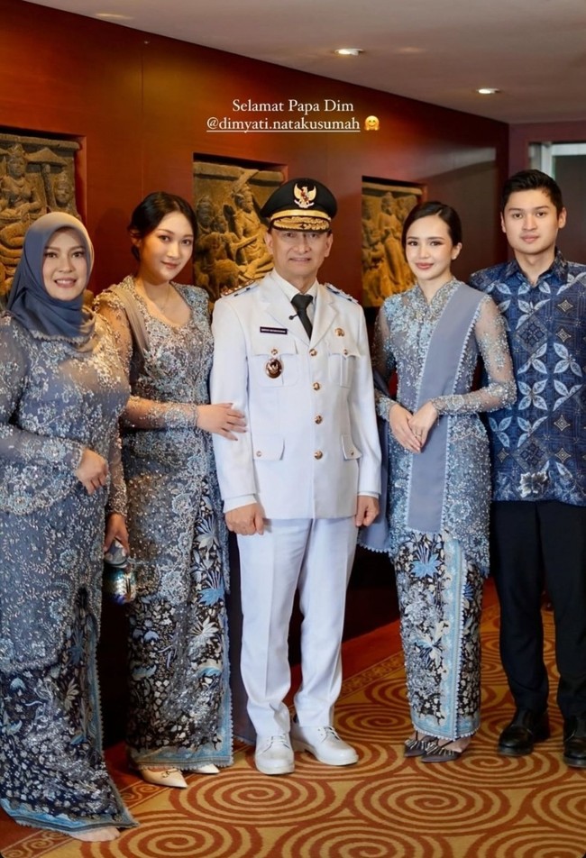 Mertua Beby Tsabina, Dimyati Natakusumah baru saja resmi dilantik menjadi Wakil Gubernur Banten. Bersama suaminya, Rizki Natakusumah, Beby Tsabina tampak hadir di acara pelantikan tersebut. Foto: Instagram/@bebytsabina