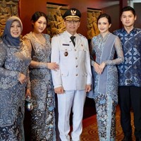 Mertua Beby Tsabina, Dimyati Natakusumah baru saja resmi dilantik menjadi Wakil Gubernur Banten. Bersama suaminya, Rizki Natakusumah, Beby Tsabina tampak hadir di acara pelantikan tersebut. Foto: Instagram/@bebytsabina