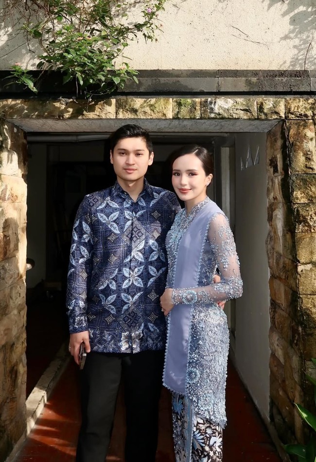 Tampil kompak, Beby dan suaminya terlihat mengenakan busana berwarna senada. Rizki Natakusumah mengenakan kemeja batik lengan panjang berwarna biru dipadukan dengan celana panjang hitam. Sementara Beby memilih kebaya warna biru keabu-abuan. Foto: Instagram/@bebytsabina