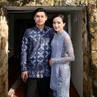 Tampil kompak, Beby dan suaminya terlihat mengenakan busana berwarna senada. Rizki Natakusumah mengenakan kemeja batik lengan panjang berwarna biru dipadukan dengan celana panjang hitam. Sementara Beby memilih kebaya warna biru keabu-abuan. Foto: Instagram/@bebytsabina