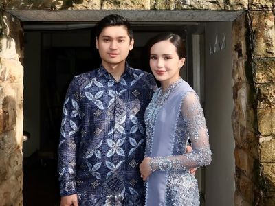 Pesona Beby Tsabina Berkebaya Biru Hadiri Pelantikan Mertua, Tampil Flawless