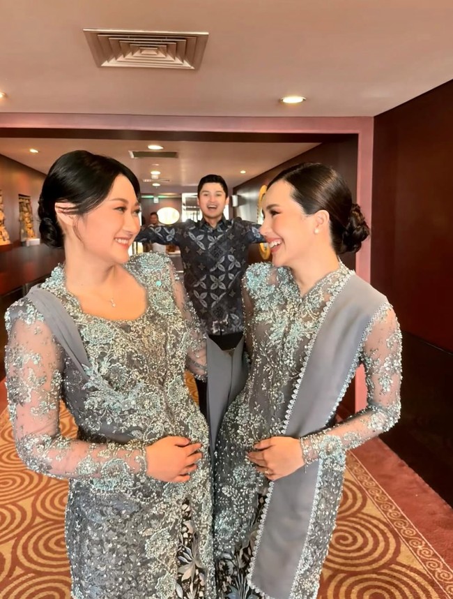 Kebaya yang dikenakan Beby juga tampak senada dengan anggota keluarga suami. Kebaya modern dengan lengan transparan itu tampak cantik dan elegan dipenuhi detail bordir. Selendang polos berwarna senada juga ditambahkan di salah satu sisi bahunya. Foto: Instagram/@bebytsabina