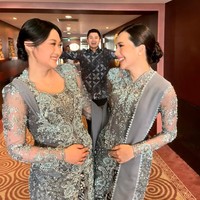Kebaya yang dikenakan Beby juga tampak senada dengan anggota keluarga suami. Kebaya modern dengan lengan transparan itu tampak cantik dan elegan dipenuhi detail bordir. Selendang polos berwarna senada juga ditambahkan di salah satu sisi bahunya. Foto: Instagram/@bebytsabina