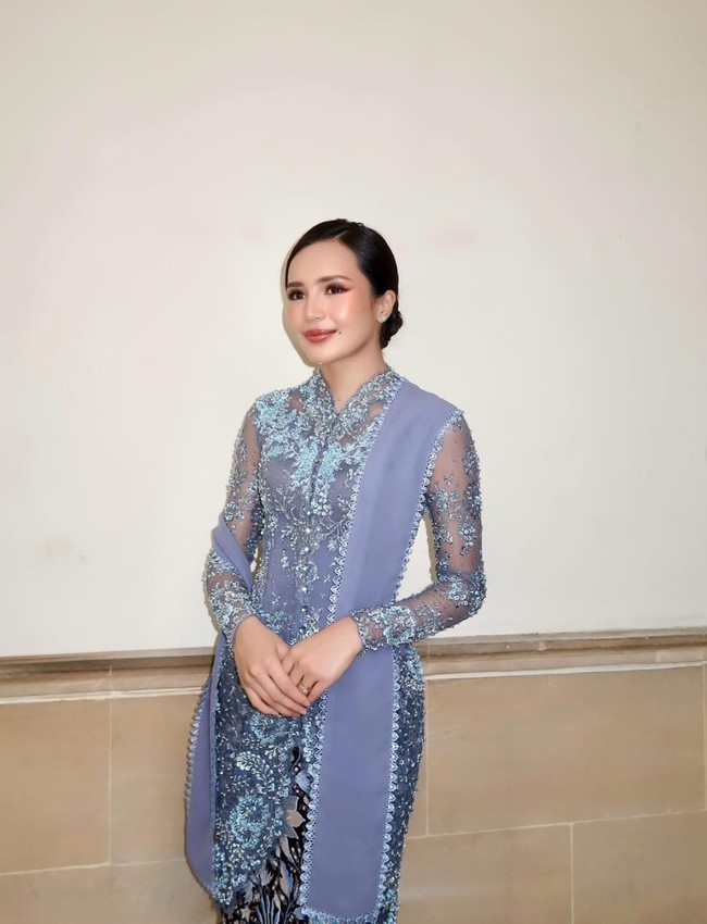 Kebaya yang dikenakan wanita 22 tahun itu diketahui merupakan rancangan dari Wiranti Kurnia Bride. Sebagai bawahan, dipadukan kain lilit batik dengan sentuhan warna biru. Foto: Instagram/@bebytsabina