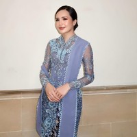 Kebaya yang dikenakan wanita 22 tahun itu diketahui merupakan rancangan dari Wiranti Kurnia Bride. Sebagai bawahan, dipadukan kain lilit batik dengan sentuhan warna biru. Foto: Instagram/@bebytsabina