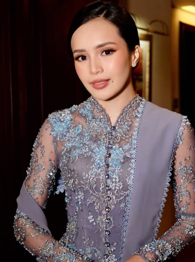 Penampilan Beby makin terlihat anggun dengan rambut yang dikonde rapih ke belakang. Riasan wajahnya juga tampak flawless dengan hasil akhir yang glowing. Foto: Instagram/@bebytsabina