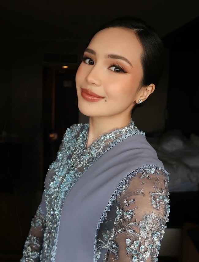Untuk riasan wajahnya Beby dibantu oleh MUA Nooi langganan para artis. Dengan riasan wajah bernuansa coklat dipadukan lipstik glossy berwarna merah kecoklatan membuat penampilannya terlihat soft dan elegan. Foto: Instagram/@bebytsabina