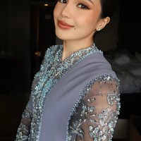 Untuk riasan wajahnya Beby dibantu oleh MUA Nooi langganan para artis. Dengan riasan wajah bernuansa coklat dipadukan lipstik glossy berwarna merah kecoklatan membuat penampilannya terlihat soft dan elegan. Foto: Instagram/@bebytsabina