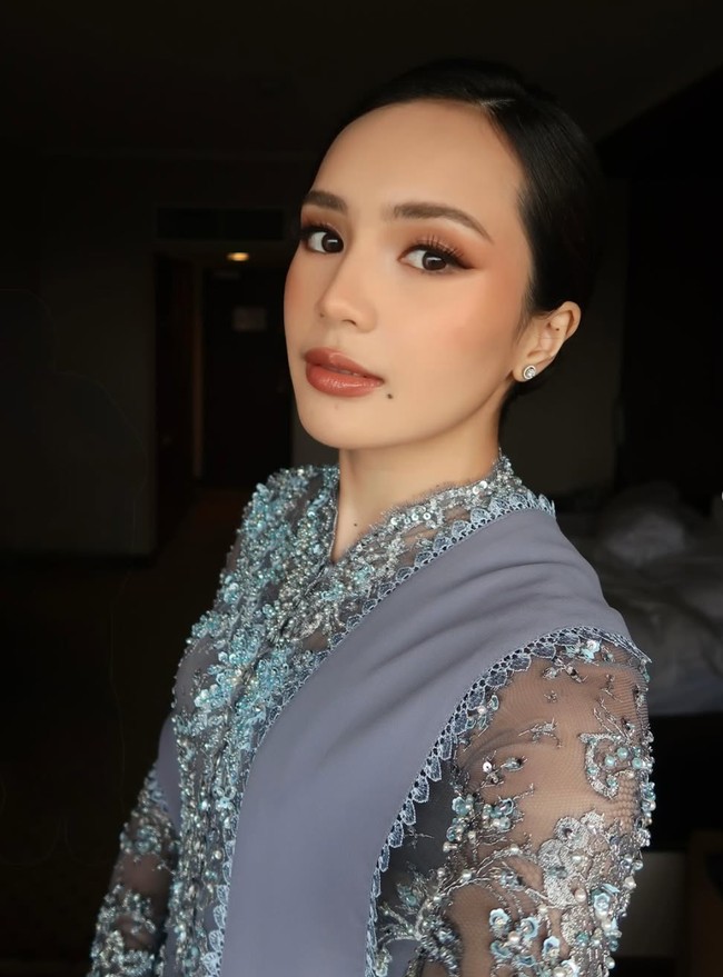 Beby juga memilih mengenakan softlens berwarna coklat gelap yang membuat penampilannya tetap terlihat natural. Ia juga tak mengenakan perhiasan berlebihan, hanya sepasang anting simpel berwarna silver. Foto: Instagram/@bebytsabina