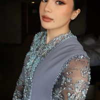 Beby juga memilih mengenakan softlens berwarna coklat gelap yang membuat penampilannya tetap terlihat natural. Ia juga tak mengenakan perhiasan berlebihan, hanya sepasang anting simpel berwarna silver. Foto: Instagram/@bebytsabina
