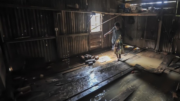 Bersih sekolah terdampak banjir di Jambi Murid membersihkan ruang kelas SDN 98 Kota Jambi yang terendam banjir luapan Sungai Kenali Asam di Suka Karya, Jambi, Jumat (21/2/2025). Aktivitas belajar mengajar 386 murid di sekolah yang telah mengalami banjir keempat dalam tahun ini tersebut terpaksa diliburkan. ANTARA FOTO/Wahdi Septiawan/foc.