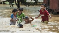 Belasan rumah di kawasan permukiman setempat terendam banjir luapan Sungai Kenali Asam setelah kota itu diguyur hujan dengan intensitas ringan hingga sedang sejak Kamis (20/2/2025) malam.