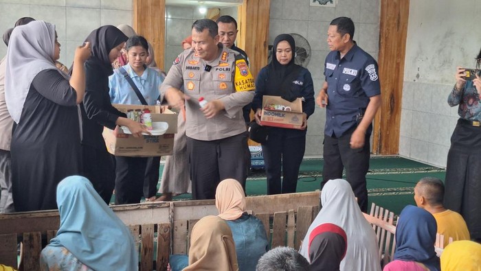 Bidhumas Polda Jatim gelar baksos di Pondok Griya Welas Asih Mambbaul Hikmah