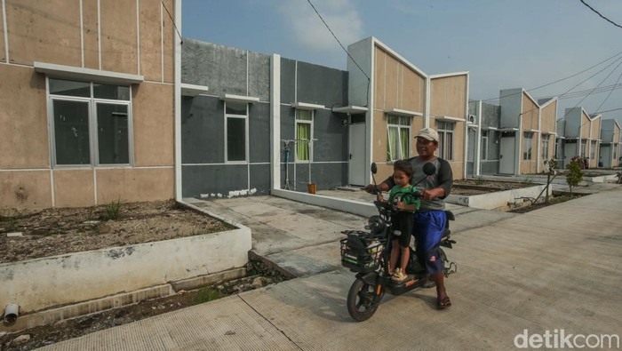 Sejumlah pekerja tengah mengerjakan pembuatan saluran air di perumahan kawasan Tambun Utara, Kabupaten Bekasi, Jawa Barat, Jumat (21/2/2025).