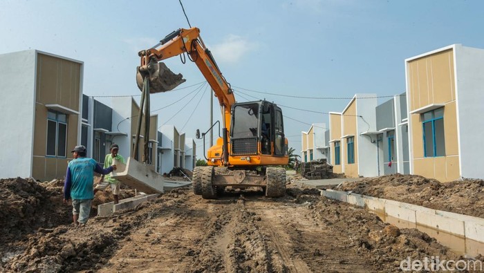 BTN Mudahkan Pekerja Berpenghasilan Rendah Miliki Rumah Sejumlah pekerja tengah mengerjakan pembuatan saluran air di perumahan kawasan Tambun Utara, Kabupaten Bekasi, Jawa Barat, Jumat (21/2/2025).