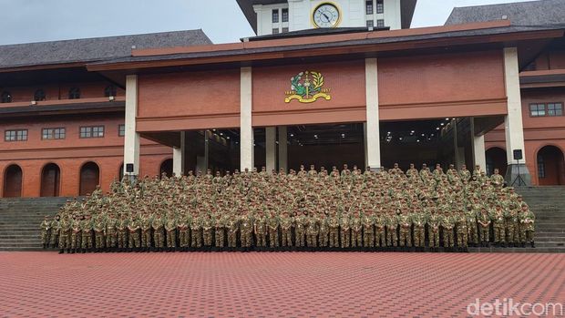 Bupati Bojonegoro Setyo Wahono mengikuti retret kepala daerah di Akmil Magelang, Jawa Tengah.