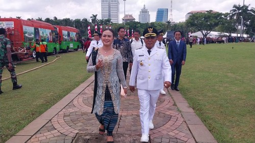 Bupati Manggarai Barat Edistasius Endi didampingi istri seusai dilantik di Istana Negara, Jakarta, Kamis (20/2/2025). (Foto: Dok. Kominfo Manggarai Barat)