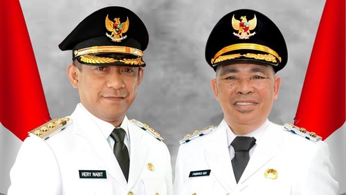 Bupati Manggarai Heribertus GL Nabit (kiri), Kamis (20/2/2025). (Istimewa)