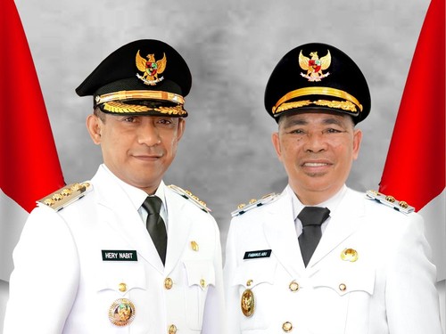 Bupati Manggarai Heribertus GL Nabit (kiri), Kamis (20/2/2025). (Istimewa)