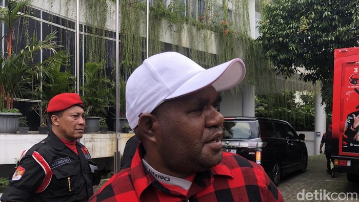 Bupati Manokwari Selatan Bernard Mandacan saat ditemui di kantor DPD PDIP DIY, Jumat (21/2/2025).