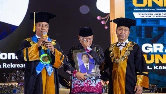 Cerita wisudawan Unesa yang harus diwakilkan sang ayah.