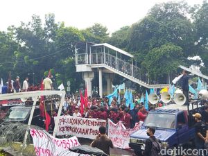 Demo Dukung Hasto Ditahan: Bukti KPK Produk Reformasi, Bukan Produk Megawati