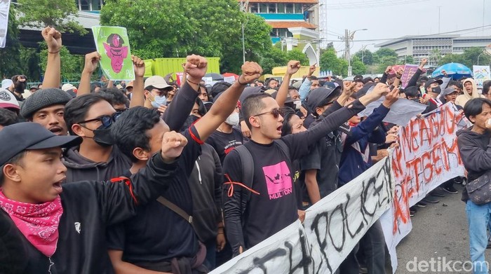 Demo DPRD Jatim Indonesia gelap