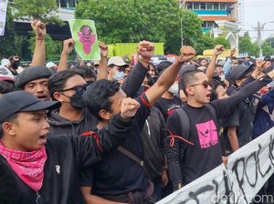 Demo Indonesia Gelap di Surabaya, 2 Anggota DPRD Jatim Kena Lempar Botol