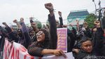 Demo Indonesia Gelap Diwarnai Aksi Bakar Ban di DPRD Jatim