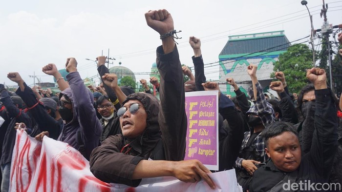 Demo Indonesia Gelap DPRD Jatim Demo Indonesia Gelap DPRD Jatim