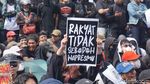 Demo Indonesia Gelap Diwarnai Aksi Bakar Ban di DPRD Jatim